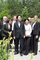 Ich cisárske výsosti princ a princezná Akišino z Japonska v botanickej záhrade v Tatranskej Lomnici po boku botaničky ŠL TANAPu Zuzany Kyselovej (vľavo) (autor: Lenka Burdová)