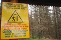 Informačná tabuľa upozorňujúca na suché stromy pri chodníkoch (autor: Lenka Burdová)